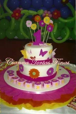 CIANNA TORTAS FINAS: Torta con Flores y Mariposas CIANNA TORTAS FINAS: Torta con Flores y Mariposas