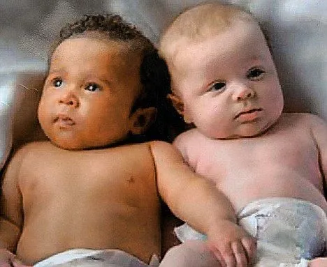 La ciencia detrás de los gemelos… increíble uno moreno y uno ... La ciencia detrás de los gemelos… increíble uno moreno y uno ...
