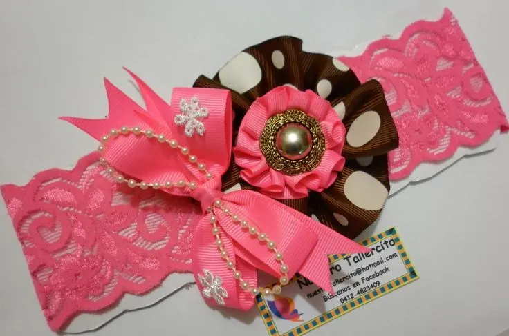 Cintillo hecho con cintas de gros marrón y fucsia, adornado con un ... Cintillo hecho con cintas de gros marrón y fucsia, adornado con un ...
