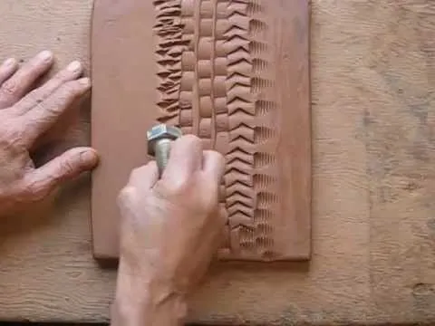 CLASES DE CERAMICA-16-TEXTURA CON UN TORNILLO - YouTube