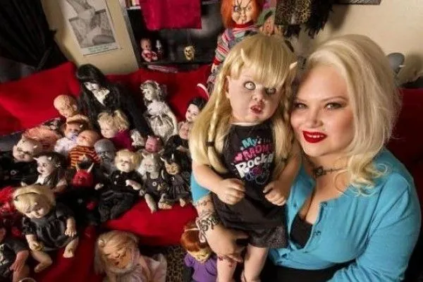 clavesiete: Una mujer “convive” con 500 muñecos de Chucky y sueña ...