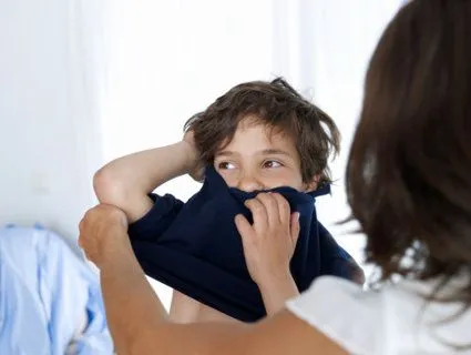 Imagenes de una niña bistiendose para ir al colegio - Imagui