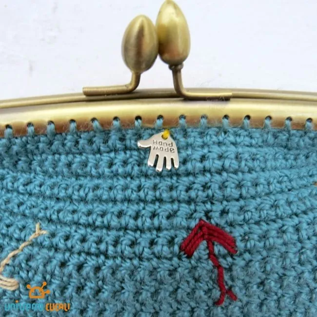 Clutch de crochet azul agua con estampado | Universo Cucali
