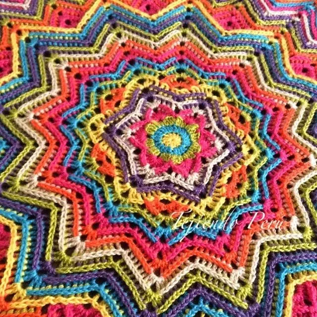 Cobija o manta ondulada redonda tejida a crochet en 7 colores de ...
