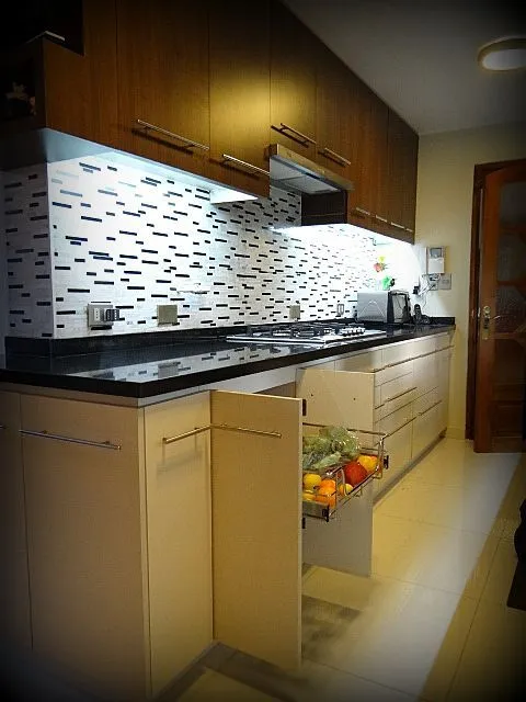 Cocina empotrada, mueble enchapado, tiradores metálicos satinados ...