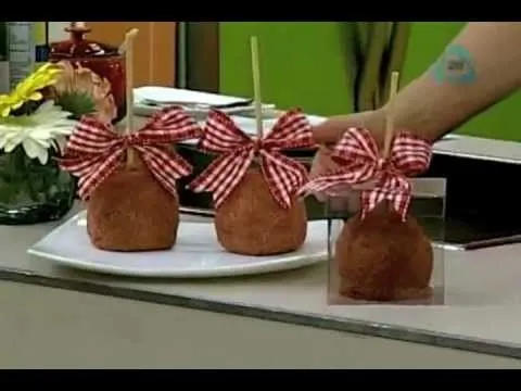 Cocinemos Juntos-Manzanas cubiertas con chamoy - YouTube