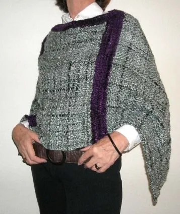 Código 1152 Poncho en flamé con detalles tejido en dos agujas 001 Código 1152 Poncho en flamé con detalles tejido en dos agujas 001