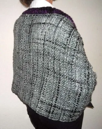 Poncho en flamé con detalles de tejido en dos agujas