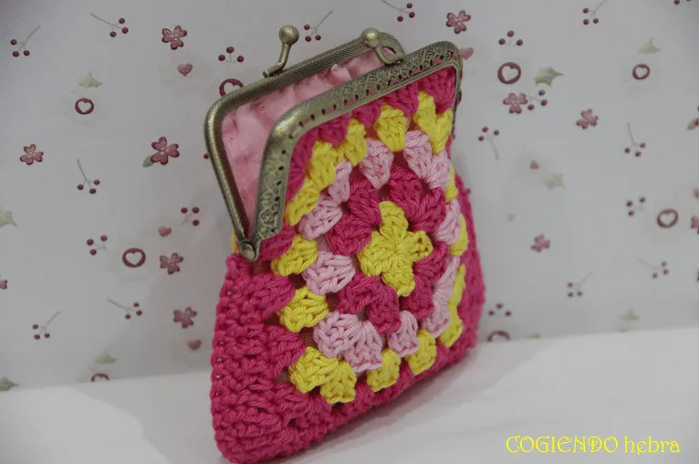 Cogiendo Hebra: Monedero de ganchillo hecho con cuadrados de la abuela