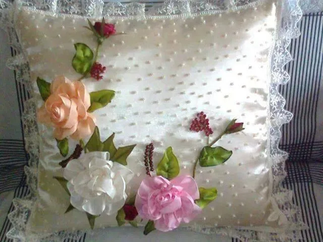 Cojin bordados con flores en cinta | Cojines | Pinterest