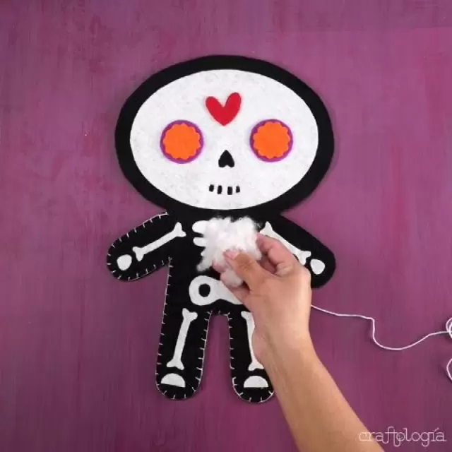 Cómo hacer un cojín de Calavera con fieltro