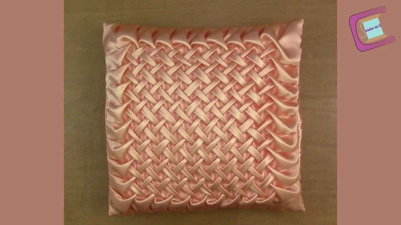 Cojín Drapeado Entrelazado - Capítulo 1 de 1 Almofada Capitone-Smocking Cushion-Manipulation Fabric - YouTube Cojín Drapeado Entrelazado - Capítulo 1 de 1 Almofada Capitone-Smocking Cushion-Manipulation Fabric - YouTube