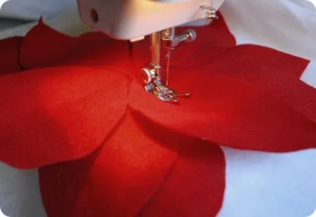 Cojín navideño con flores en fieltro - Fieltro - Guía de MANUALIDADES Cojín navideño con flores en fieltro - Fieltro - Guía de MANUALIDADES
