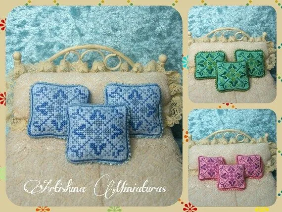 Cojines bordados a punto de cruz por ArtislunaMiniaturas en Etsy Cojines bordados a punto de cruz por ArtislunaMiniaturas en Etsy