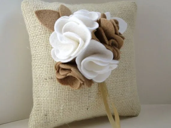 Cojines decorados con flores de fieltro - Imagui Cojines decorados con flores de fieltro - Imagui