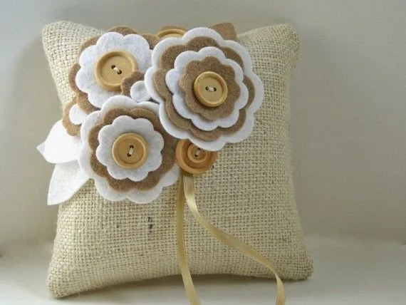 Cojines con flores de fieltro - Imagui