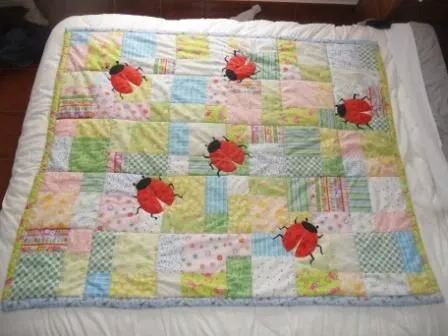 Colcha para el sofá con mariquitas | Mis trabajos de patchwork y ...