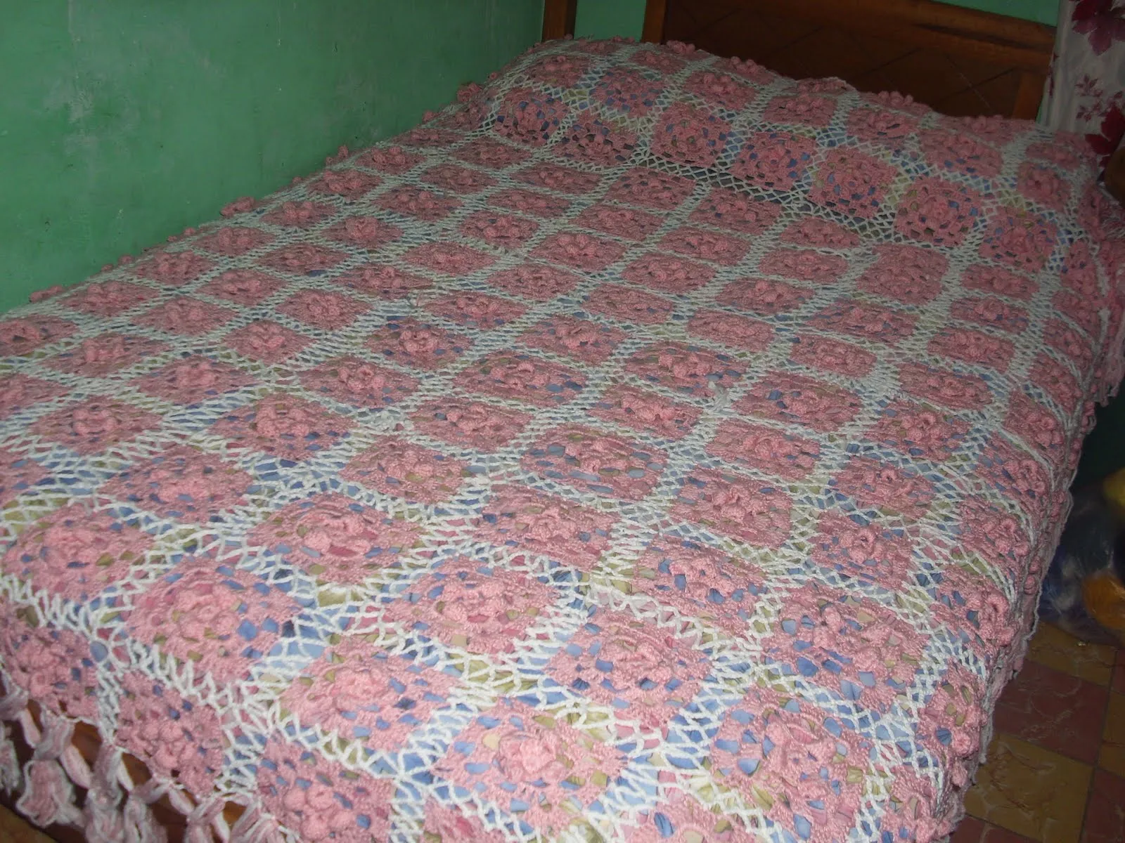 Arañito tejedor: Colcha rosa y blanco en corchet Arañito tejedor: Colcha rosa y blanco en corchet