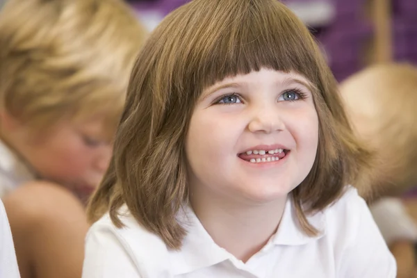 colegiala sentado en la clase primaria — Foto stock ...