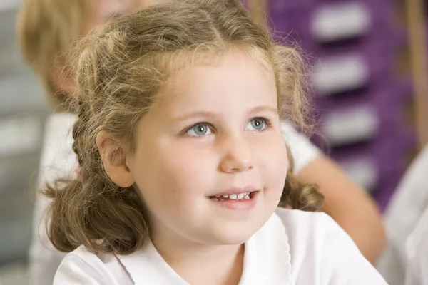 Colegiala sentado en la clase primaria — Foto stock ...
