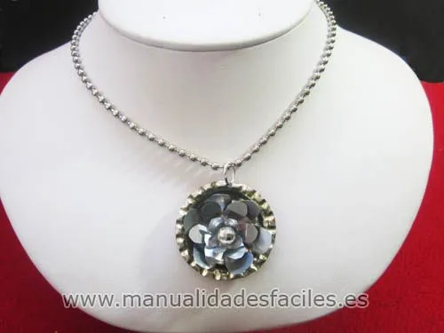 Colgante rosa hecho con chapas y latas recicladas | Manualidades ...