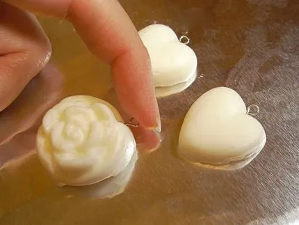 Cómo hacer colgantes con porcelana fría casera - Guía de MANUALIDADES