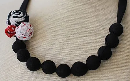 Collar con abalorios de tela y rosetas | El blog de trapillo.com Collar con abalorios de tela y rosetas | El blog de trapillo.com