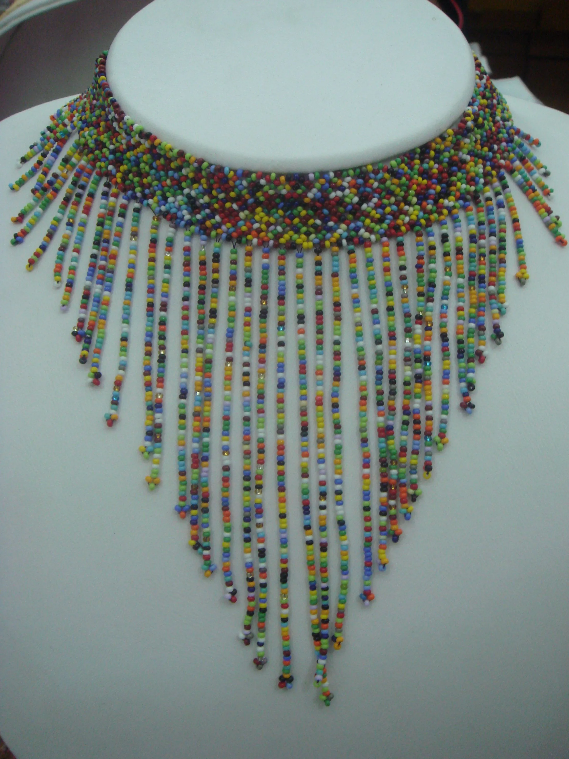 COLLAR EN CHAQUIRAS Y MOSTACILLAS CHECAS, Y CRISTALES SWAROVSKI ...