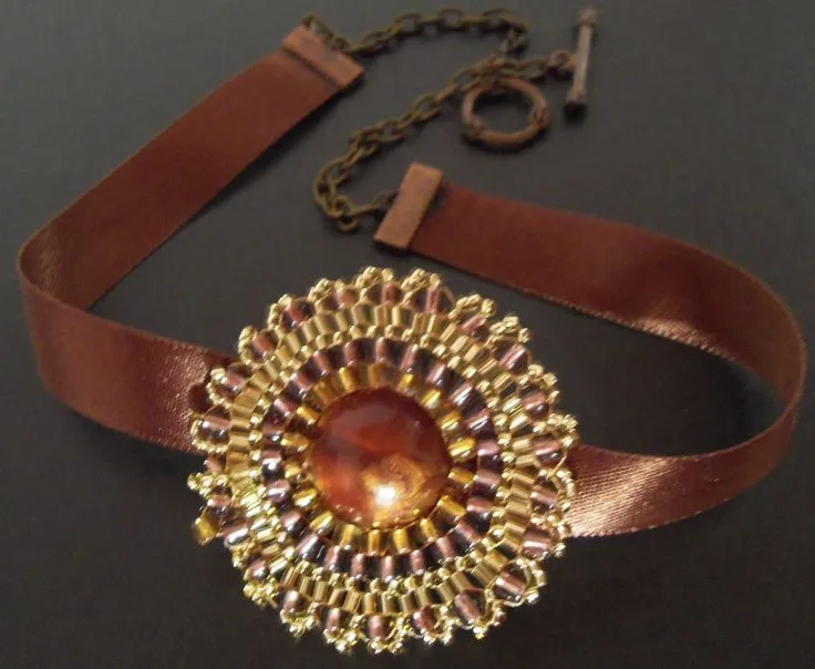 Collar estilo VINTAGE, mandala tejida en mostacilla. Cuello en ...