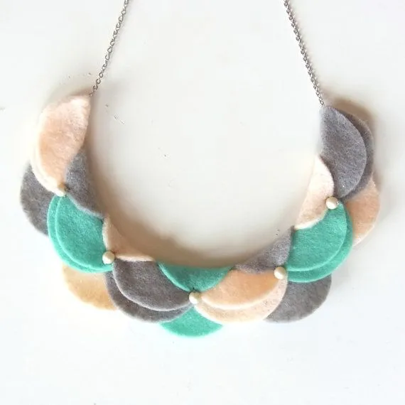 Un collar de fieltro realmente bonito | Broches de Fieltro | Todo ... Un collar de fieltro realmente bonito | Broches de Fieltro | Todo ...