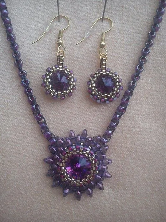 Collar morado en imitación amatista, tejido en chaquira mediana ...
