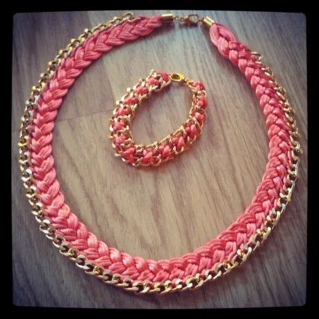Collar y pulsera con cadena dorada y cola de ratón coral ...