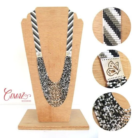 Collar tejido en telar mostacillas en blanco gris y negro por Cemaz Collar tejido en telar mostacillas en blanco gris y negro por Cemaz