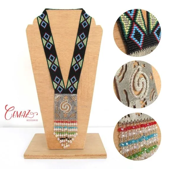 Collar tejido en telar con mostacillas negras y placa // por Cemaz Collar tejido en telar con mostacillas negras y placa // por Cemaz