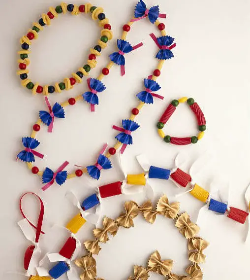Collares y pulseras con Pasta de sopa - Manualidades Infantiles Collares y pulseras con Pasta de sopa - Manualidades Infantiles
