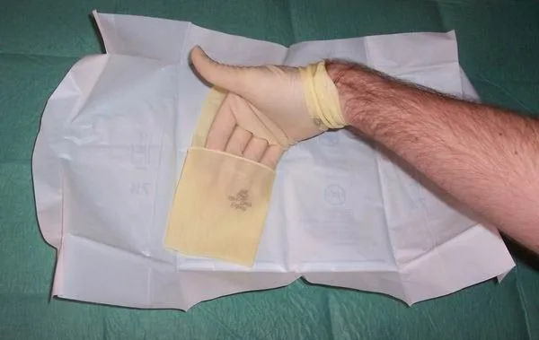 Técnicas de enfermería: Colocación de guantes esteriles Técnicas de enfermería: Colocación de guantes esteriles