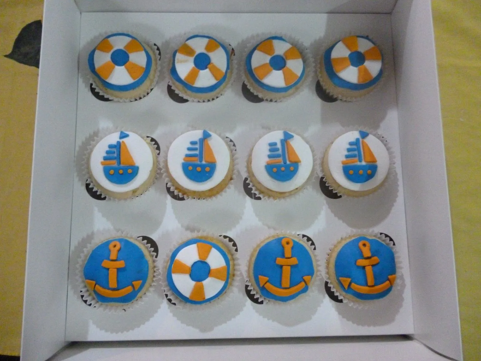 Colola Cupcakes: Torta y cupcakes marineritos!