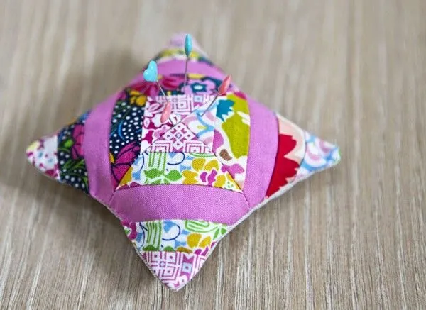 Cómo hacer un colorido alfiletero - Guía de MANUALIDADES Cómo hacer un colorido alfiletero - Guía de MANUALIDADES