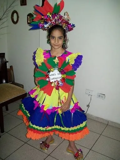 colorido disfraz hecho en papel crepé | Aires de Fiesta