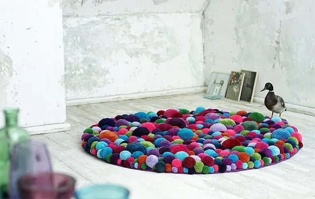 Coloridos objetos de decoración hechos con pompones de lana ... Coloridos objetos de decoración hechos con pompones de lana ...