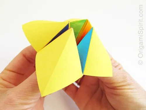 Comecocos, sacapiojos o adivinador: un juguete tradicional de papel Comecocos, sacapiojos o adivinador: un juguete tradicional de papel
