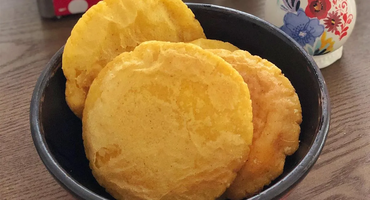 Comer en Colombia: Viajeros eligen a la 'Arepa e huevo' como mejor opción  típica