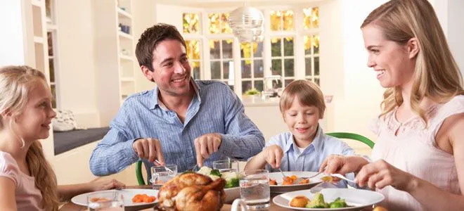 Comer en familia, más sano y equilibrado que comer sola Comer en familia, más sano y equilibrado que comer sola