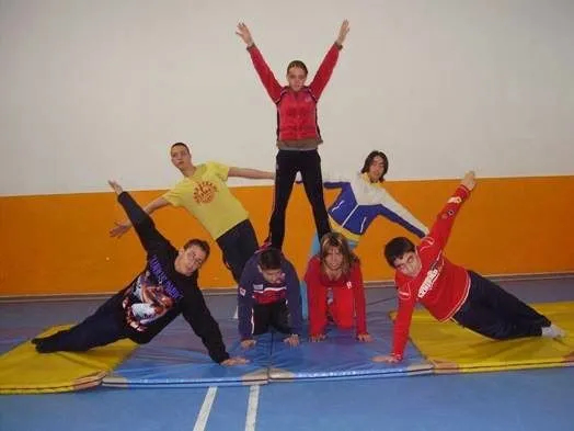 NUEVO COMIENZO: FIGURAS ACROSPORT PARA 7 PERSONAS Y DUOS NUEVO COMIENZO: FIGURAS ACROSPORT PARA 7 PERSONAS Y DUOS