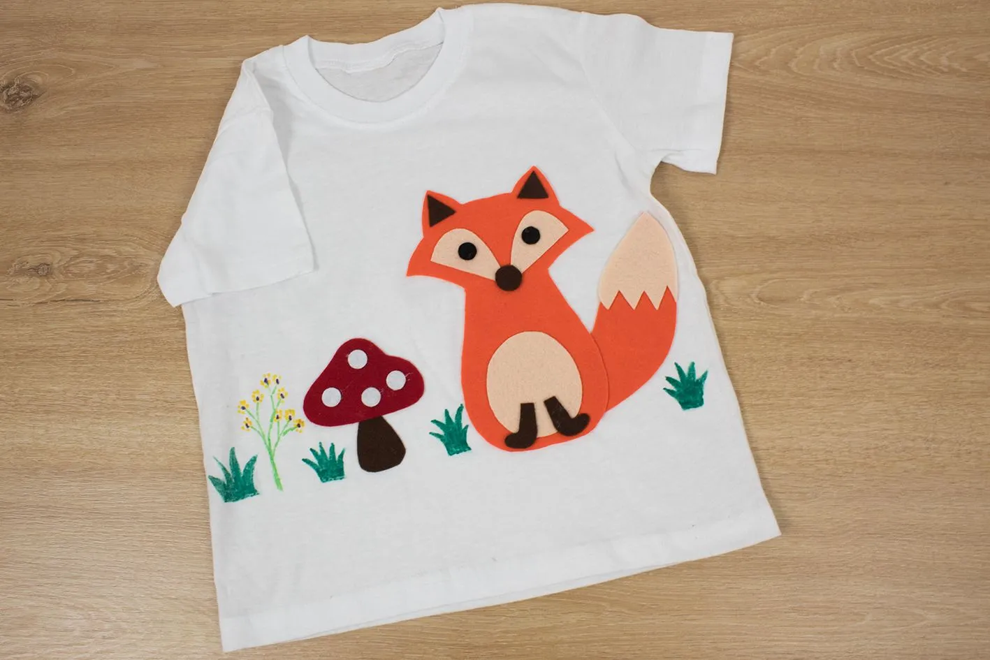 CÓMO HACER UNA CAMISETA DECORADA CON FIELTRO