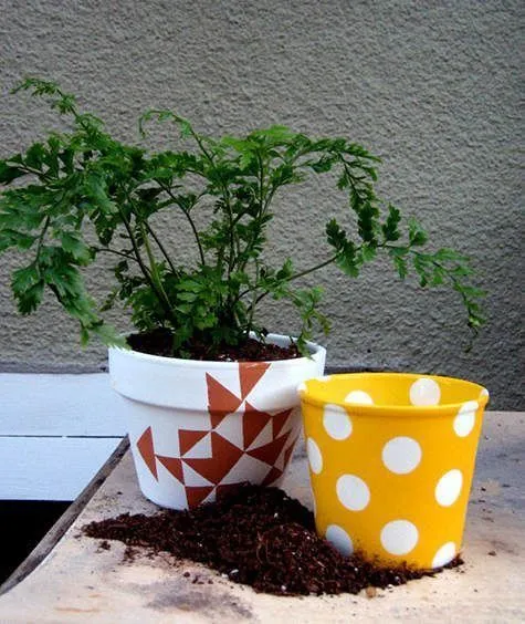 Como decorar macetas de plastico | Todo Manualidades