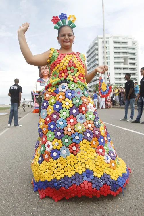 Comparsas y disfraces en el Desfile Folclórico de la Independencia ...