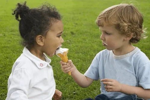 Niños compartiendo juguetes - Imagui