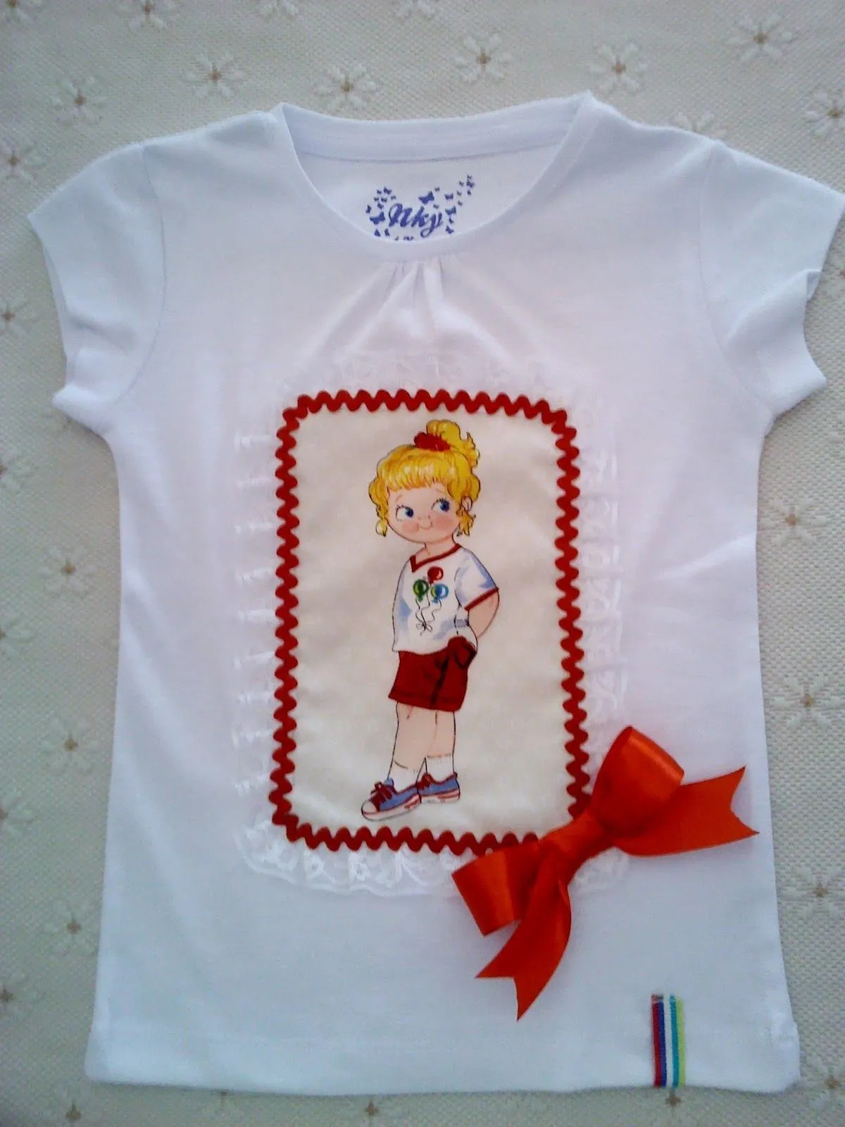 Complementos chulis de fieltro: Camisetas muñecas recortables Complementos chulis de fieltro: Camisetas muñecas recortables