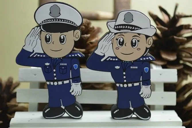 Compra la policía de dibujos animados online al por mayor de China ...